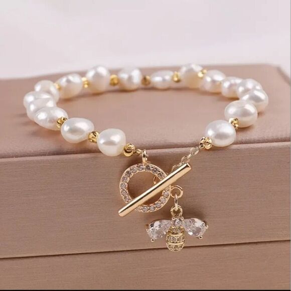 "Sophia" Freshwater Pearl Bracelet with Rhinestone inlaid Bee - Picture 1 of 3